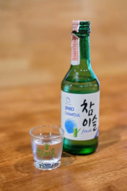 Bangkok, Tayland - 2 Şubat 2019 Jinro Chamisul Soju. Kore kökenli temiz, renksiz bir damıtılmış içecek. Jinro, Güney Kore 'nin en büyük üreticisi. Bir bardağa odaklan.