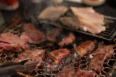 Paslanmaz ızgarada Kore usulü barbekü. Yumuşak odaklı az pişmiş et.