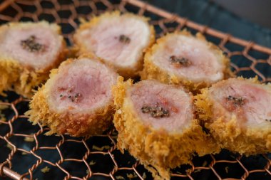 Sous vide pork katsu. Tonkatsu, kızarmış domuz restoranda servis edilir.