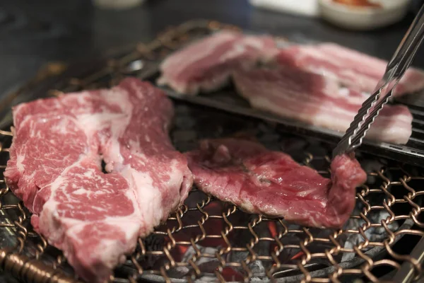 Paslanmaz ızgarada Kore usulü barbekü. Yumuşak odaklı az pişmiş et.