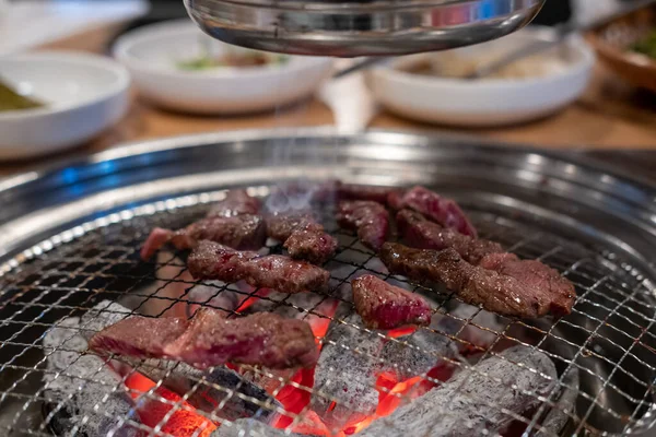 Churrasco Estilo Coreano Grelha Inoxidável Bbq Carne Rara Com Foco — Fotografia de Stock