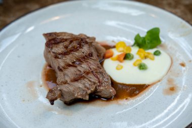 Masada orta pişmiş et var.