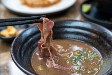 Nadir dilimlenmiş wagyu etli Tayland eriştesi. Kan çorbası.