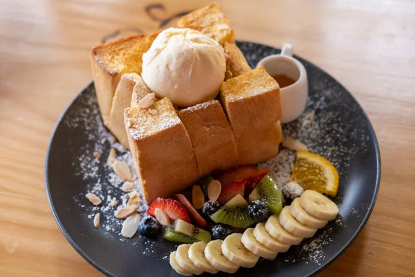 Ballı tost, Japon tatlısıyla servis edilen dondurma ve yabanmersini, çilek, muz ve bal tabağında