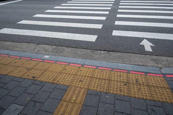 首尔的街口地板上的红灯表示人们不能走过 — 图库照片