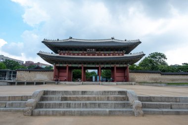 Seul, Güney Kore - 16 Temmuz 2022: Changdeokgung Sarayı girişi, Gyeongbokgung Sarayı 'nın inşasından sonra inşa edilen ikinci kraliyet villası. Metin 'ahengi teşvik etmek' anlamına geliyor.