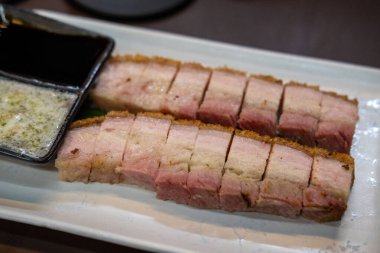 Kızarmış domuz eti tabakta servis edilir, yemeye hazır.