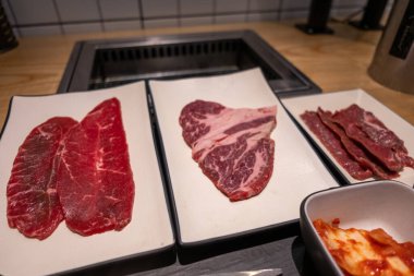 Paslanmaz ızgarada Kore usulü barbekü. Yumuşak odaklı az pişmiş et.