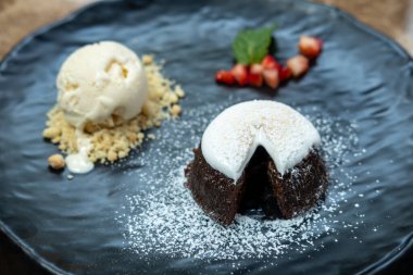 Krem şantili ve dondurmalı çikolata.