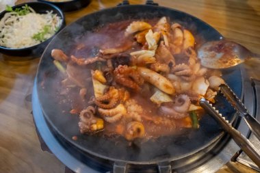 Baharatlı kızarmış Ahtapot Tavada Domuz Göbeği, Kore yemeği