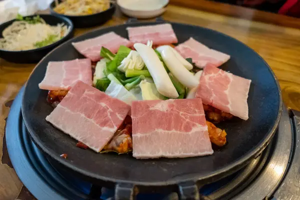 Baharatlı Kızarmış Ahtapot Tavada Domuz Göbeği Kore Yemeği — Stok fotoğraf