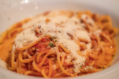 Domates soslu makarna, serpiştirilmiş peynir. Restoranda tabakta..