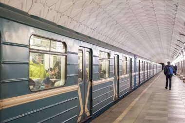 Moskova, Rusya. 18 Aralık 2016: Metro İstasyonu çevresinde acele saat içinde Moskova, Rusya insanlar.