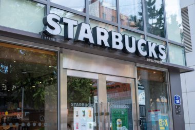 Seul, Güney Kore - 3 Eylül 2023: Starbucks, Itaewon şubesinin dış görüntüsü. Starbucks, Amerika 'nın en ünlü kahve dükkanı zincirlerinden biridir..