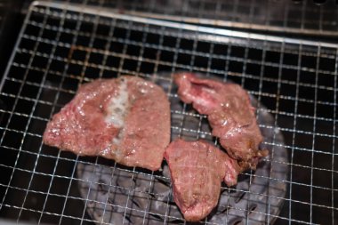 Paslanmaz ızgarada Kore usulü barbekü. Yumuşak odaklı az pişmiş et.