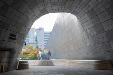 Seul, Güney Kore - 30 Ekim 2023: Dongdaemun Design Plaza ya da güzel sonbahar yapraklı DDP ön cephe kaplaması. Zaha Hadid ve Samoo tarafından tasarlandı.