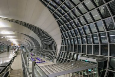 Samut Prakan, Tayland - 10 Temmuz 2022: Bangkok yakınlarındaki Uluslararası Suvarnabhumi Havaalanı 'nın kalkış alanında boş yer