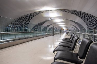 Samut Prakan, Tayland - 10 Temmuz 2022: Bangkok yakınlarındaki Uluslararası Suvarnabhumi Havaalanı 'nın kalkış alanında boş yer