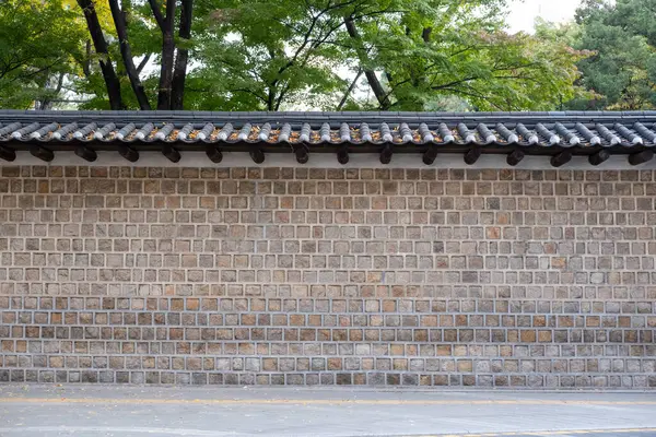 stock image Deoksugung Stonewall Walkway with beautiful autumn foliage. It is the pedestrian footpath that runs next to Deoksugung Palace in Seoul, South Korea