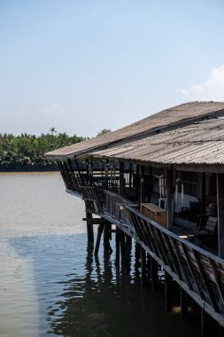 Thai ahşap evi nehrin yanında.