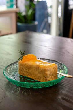 Medovik, Rus ve Sovyet ballı keki, üzerinde turuncu olan, tabakta servis edildi