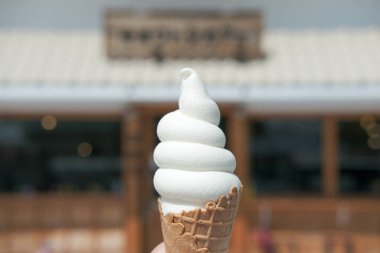 Waffle külahında yumuşak dondurma, Japon usulü.