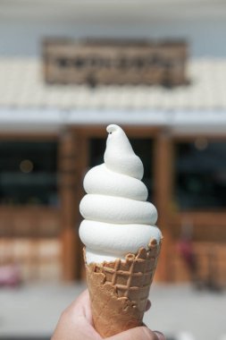 Waffle külahında yumuşak dondurma, Japon usulü.