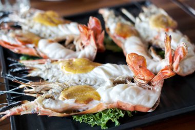 Sebzeli ızgara nehir karidesleri.