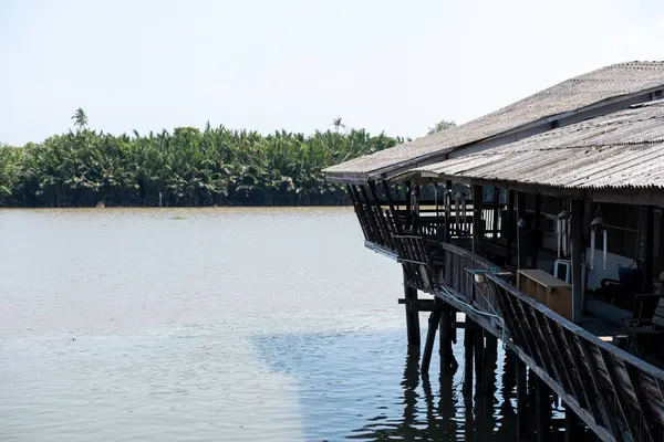 Thai ahşap evi nehrin yanında.