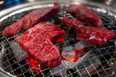 Paslanmaz ızgarada Kore usulü barbekü. Yumuşak odaklı az pişmiş et.