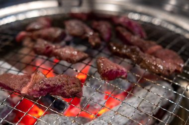 Paslanmaz ızgarada Kore usulü barbekü. Yumuşak odaklı az pişmiş et.