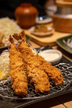 Restoranda servis edilen kızarmış karides.