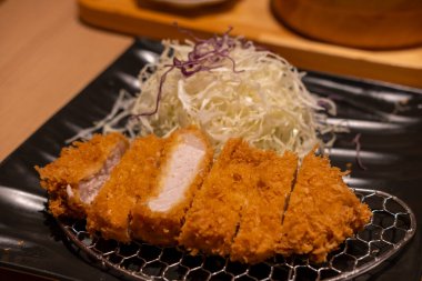 Tonkatsu, kızarmış domuz restoranda servis edilir.
