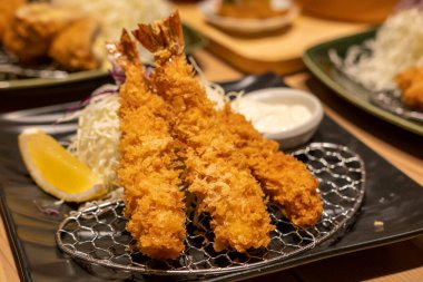 Restoranda servis edilen kızarmış karides.