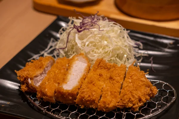 Tonkatsu, kızarmış domuz restoranda servis edilir.