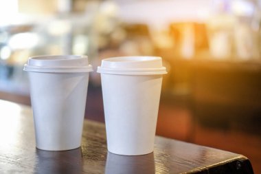 Al bakalım, kahve dükkanında kahve fincanı..