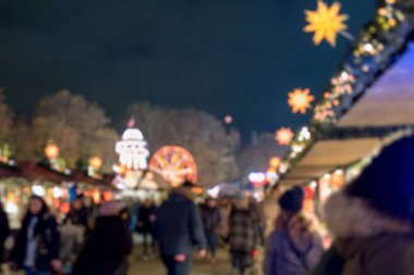 Bulanık görüntü bokeh yürüme, kış harikalar diyarı, Hyde Park, Londra bir Noel pazarda alışveriş insan.