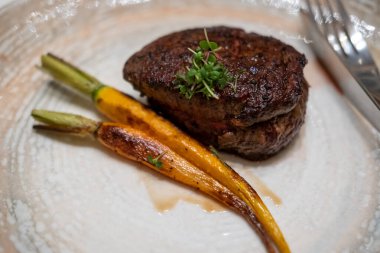 Tahta tabakta servis edilen orta pişmiş biftek.