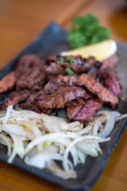 Tabakta orta pişmiş et.