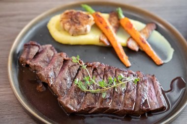 Tabakta orta pişmiş Picanha eti.