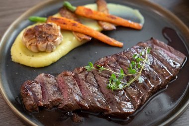 Tabakta orta pişmiş Picanha eti.