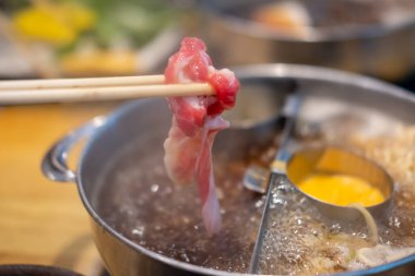 Dilimlenmiş et tutan çubuk. peynir fondülü sıcak çorba.