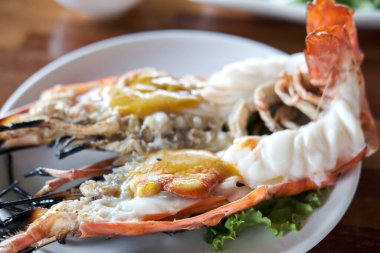 Sebzeli ızgara nehir karidesleri.