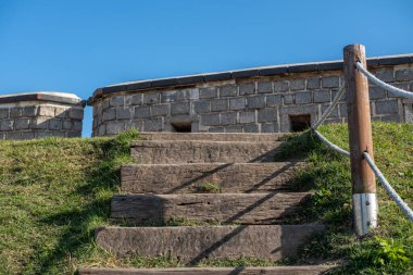 Güney Kore 'nin Gyeonggi-do eyaletinin başkenti Suwon' u çevreleyen Suwon Hwaseong Kalesi Duvarı 'na tahta çitli taş adımlar.