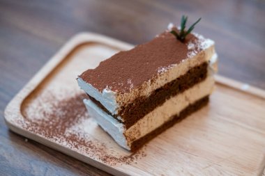 Tiramisu restoranda ahşap tabakta servis edilir.