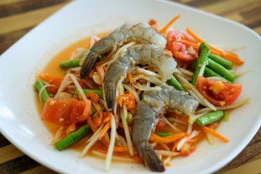 Som Tum, Tayland papaya salatası ve tabakta çiğ karides..