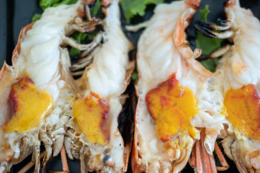 Sebzeli ızgara nehir karidesleri.