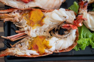 Sebzeli ızgara nehir karidesleri.