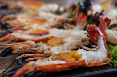 Sebzeli ızgara nehir karidesleri.