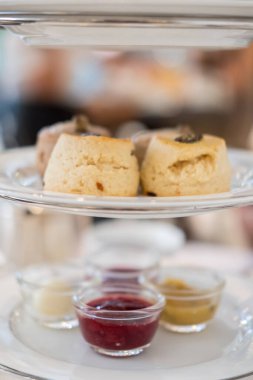 Scone kaymak ve reçel için öğleden sonra çay seti ile kapatın. Yumuşak odak